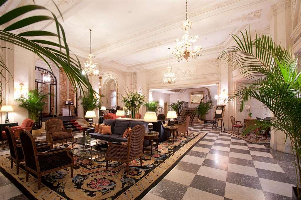 布鲁塞尔广场酒店  内观 照片 The photo shows an elegant lobby area of a hotel or a similar establishment. The space features a combination of classic and sophisticated design elements, with tall ceilings and ornate chandeliers hanging above. 

There are multiple seating arrangem