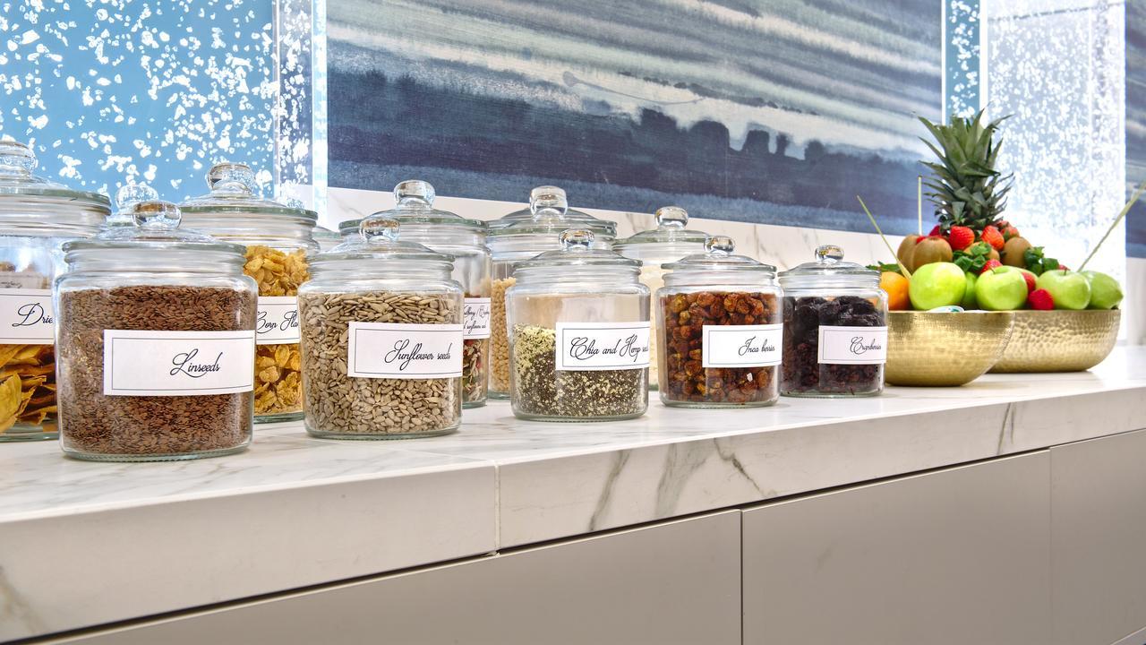 布鲁塞尔广场酒店  外观 照片 The photo shows a variety of glass jars arranged neatly on a counter. Each jar contains different ingredients, likely food items, and they are labeled with names for easy identification. The jars include items such as nuts, grains, and dried fruits. 
